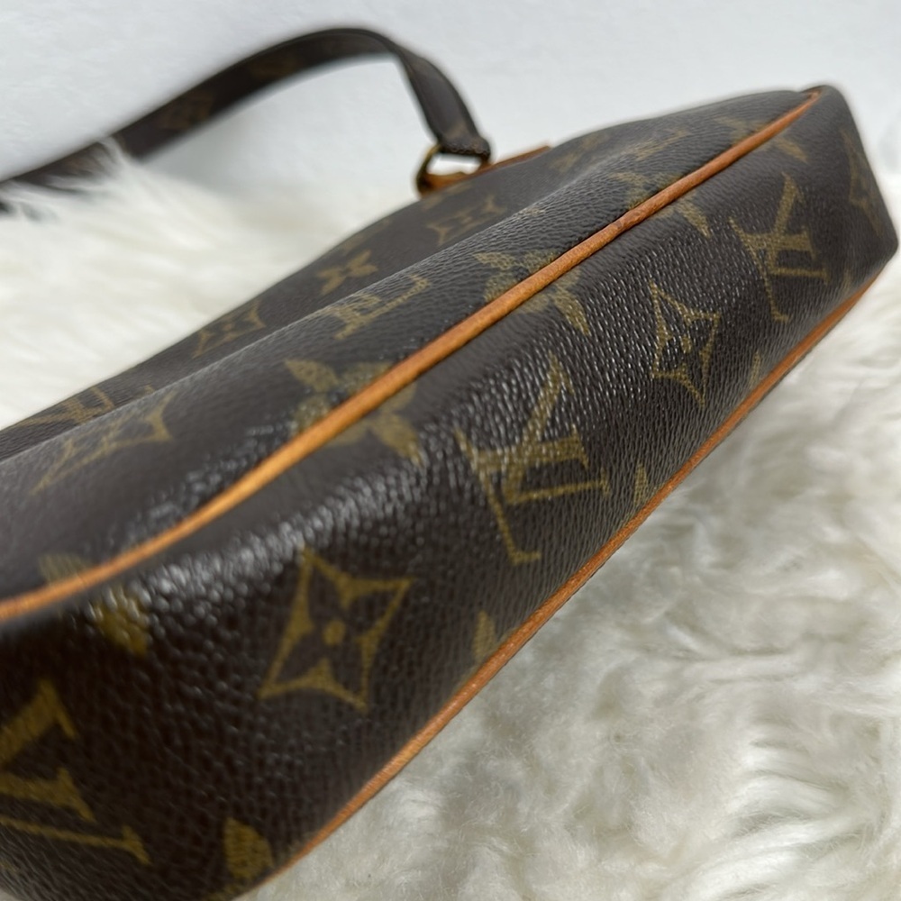 💯 Authentic Louis Vuitton Monogram Pochette🍀 - Picture 16 of 17